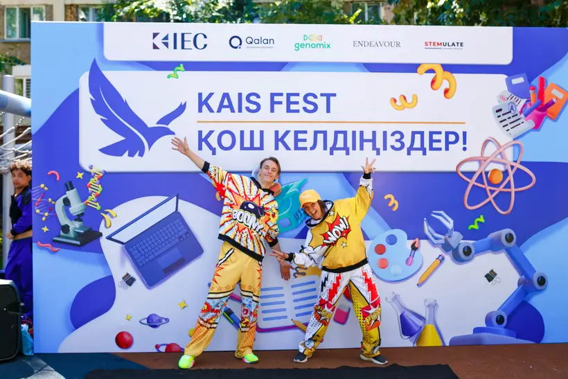 Сцена и фотозона «Қош келдіңіздер»